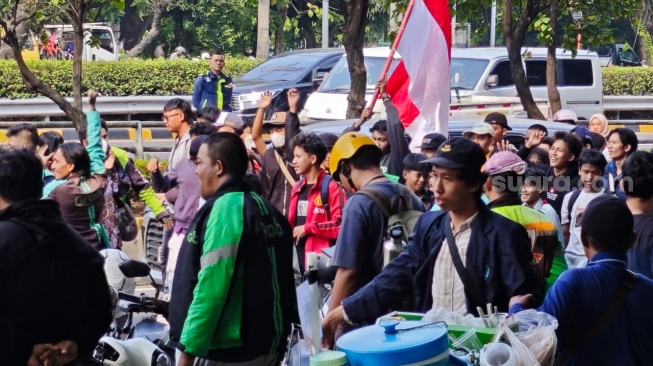 Warga Pati Bubar, Mahasiswa hingga Pelajar Lanjutkan Aksi di Depan DPR