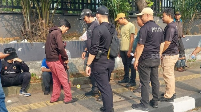 Massa Terus Padati Gedung DPR, Polisi Perketat Penjagaan dan Lakukan Pemeriksaan Acak