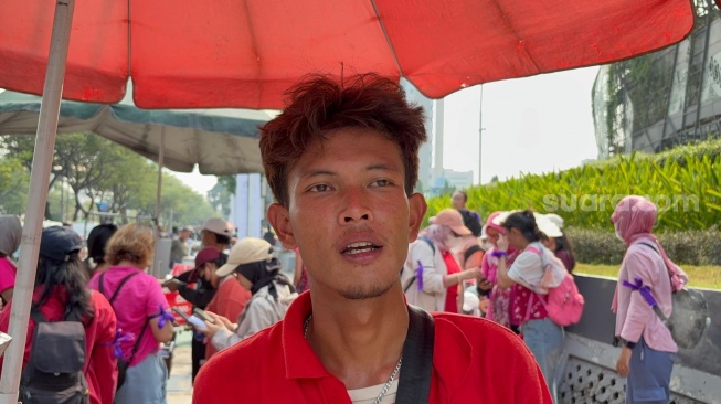 Pedagang kopi keliling, Bagas di arena sekitar unjuk rasa, Senayan, Jakarta, Kamis (27/8/2026). [Suara.com/Yaumal]