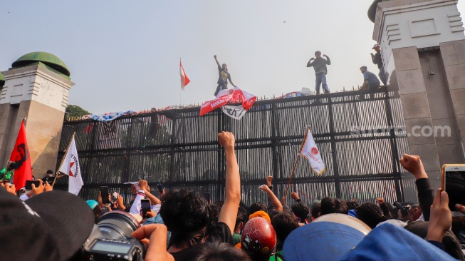 Sejumlah massa dari berbagai aliansi masyarakat saat menggelar aksi di depan Gedung DPR RI, Jakarta, Kamis (28/8/2026). [Suara.com/Alfian Winanto]