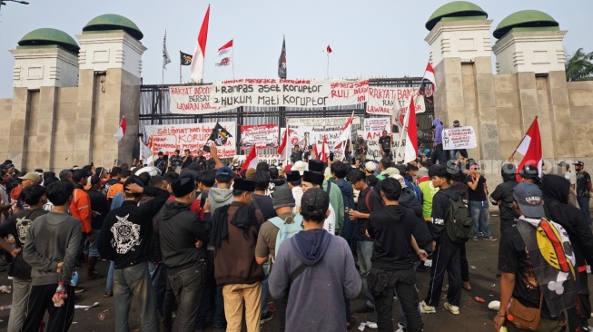Tuntutan Hukum Mati Koruptor Mulai Membentang di Depan Gedung DPR RI. (Suara.com/Adiyoga)