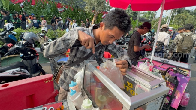Pedagang tahu bulat, Difan di arena sekitar unjuk rasa, Senayan, Jakarta, Kamis (27/8/2026). [Suara.com/Yaumal]