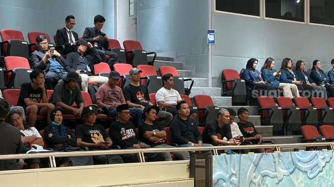 Sejumlah aktivis Aliansi Masyarakat Pati Bersatu (AMPB) diterima masuk ke Gedung DPR RI dan ikut dalam rangkaian Rapat Paripurna DPR RI ke-3 di Kompleks Parlemen, Senayan, Jakarta, Kamis (27/8/2026) hari ini. (Suara.com/Bagaskara)