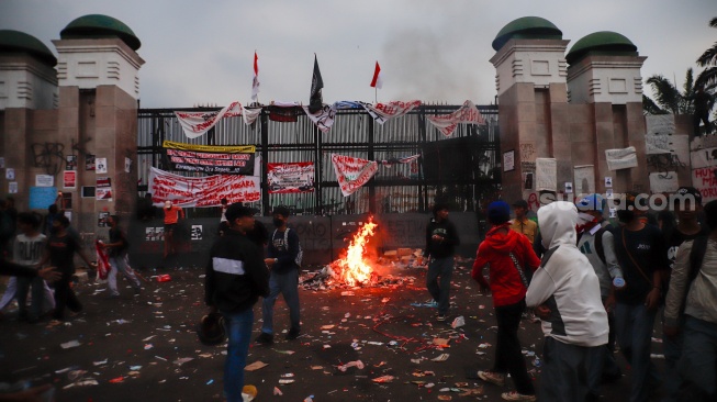 Sejumlah massa dari berbagai aliansi masyarakat saat menggelar aksi di depan Gedung DPR RI, Jakarta, Kamis (28/8/2026). [Suara.com/Alfian Winanto]