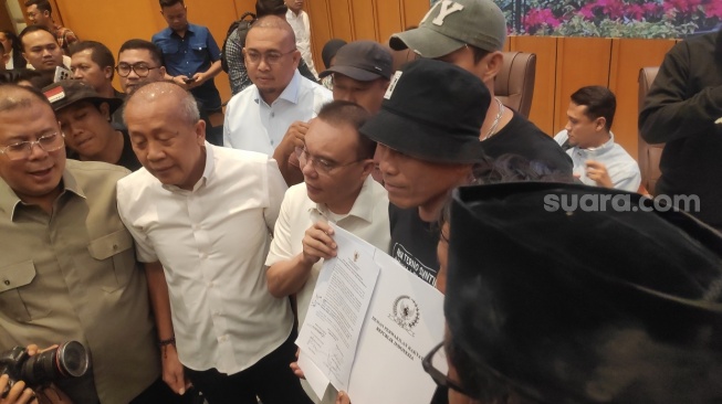 Wakil Ketua DPR RI Sufmi Dasco Ahmad dan Saan Mustopa menyatakan kesiapan mereka untuk menanggalkan jabatan jika RUU Perampasan Aset meleset dari jadwal. (Suara.com/Bagaskara)