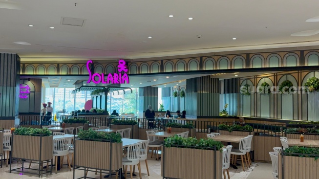 Pusat perbelanjaan Senayan Park (SPARK) terpantau lebih sepi dari biasanya pada Kamis (27/8/2026), saat sejumlah elemen masyarakat menggelar demonstrasi di depan Gedung DPR/MPR RI.