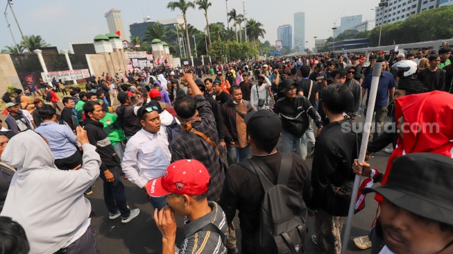Sejumlah massa dari berbagai aliansi masyarakat saat menggelar aksi di depan Gedung DPR RI, Jakarta, Kamis (28/8/2026). [Suara.com/Alfian Winanto]