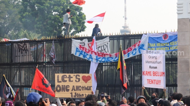 Sejumlah massa dari berbagai aliansi masyarakat saat menggelar aksi di depan Gedung DPR RI, Jakarta, Kamis (28/8/2026). [Suara.com/Alfian Winanto]