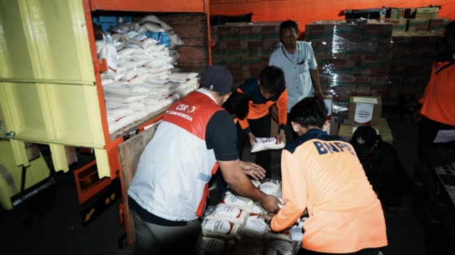TelkomGroup bersama BNPB dan BPBD menyiapkan dan menyalurkan bantuan logistik bagi masyarakat terdampak gempa bumi di Nusa Tenggara Timur (NTT). Bantuan berupa sembako dan kebutuhan dasar lainnya didistribusikan secara bertahap melalui koordinasi dengan posko setempat untuk memastikan dukungan tepat sasaran dan dapat segera dimanfaatkan masyarakat.(Dok: Telkom)