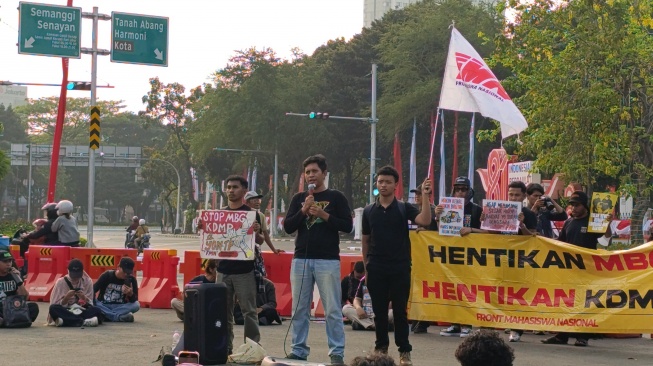 Ketua Umum Pimpinan Pusat FMN Dimas Rafi&rsquo;i saat berorasi di Aksi Kamisan depan Istana Negara, Jakarta, Kamis (27/8/2026). [Suara.com/Anggraini]