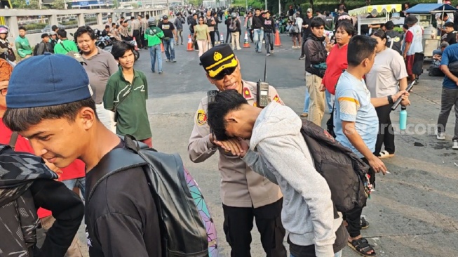 Cegah Ricuh, Polisi Minta Pelajar Demo di DPR Pulang: Pulang Ya? Salaman Dulu