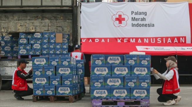 Bantuan korban gempa NTT. [Danone Indonesia]