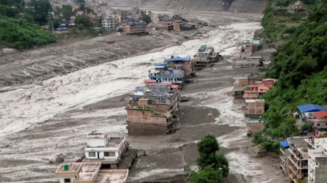 Banjir bandang dahsyat yang menerjang kawasan perbatasan Nepal dan Tibet melenyapkan rombongan pendaki berisi 47 orang. (ABC)