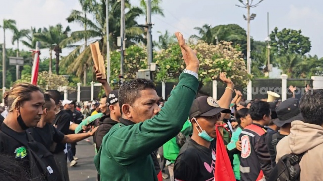 Suasana di depan Gedung DPR RI, Senayan, Jakarta Pusat, sempat menegang pada Kamis (27/8/2026) pagi ini. (Suara.com/Adiyoga)