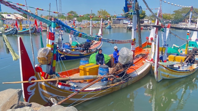 Pada 2022, Tika Wulandari berhasil membeli perahu untuk ayahnya yang selama bertahun-tahun bekerja mengikuti kapal orang lain. (Dok: PNM)