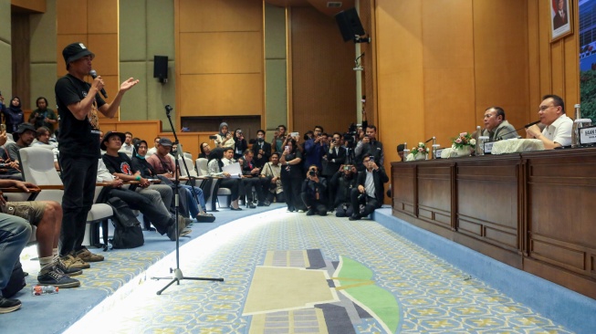 Wakil Ketua DPR Sufmi Dasco Ahmad (kanan) dan Cucun Ahmad Syamsurijal mendengarkan paparan dari Koordinator Aliansi Masyarakat Pati Bersatu (AMPB) Supriyono (kiri) alias Botok di Kompleks Parlemen, Senayan, Jakarta, Kamis (27/8/2026). [ANTARA FOTO/Asprilla Dwi Adha/sgd/tom]