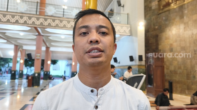 Direktur Kebijakan Publik Center of Economic and Law Studies (CELIOS), Media Wahyudi Askar di Masjid Kampus UGM, Kamis (27/8/2026). [Suara.com/Hiskia]