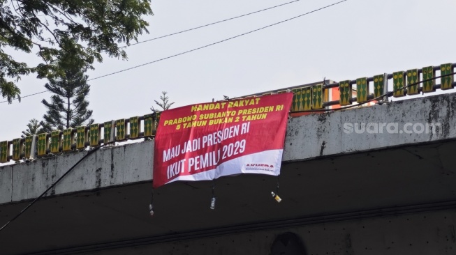 Spanduk Jangan Ganggu Mandat 5 Tahun Presiden Prabowo Terbentang di JPO Senayan