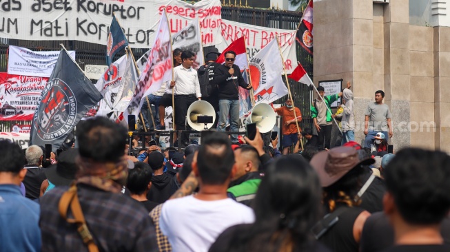 Sejumlah massa dari berbagai aliansi masyarakat saat menggelar aksi di depan Gedung DPR RI, Jakarta, Kamis (28/8/2026). [Suara.com/Alfian Winanto]