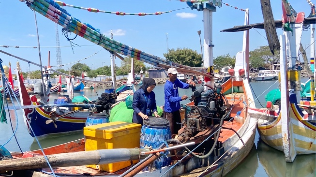 Saat ini, perahu yang dibeli Tika Wulandari untuk ayahnya telah berhasil menyerap tenaga kerja 20 hingga 25 nelayan. (Dok: PNM)