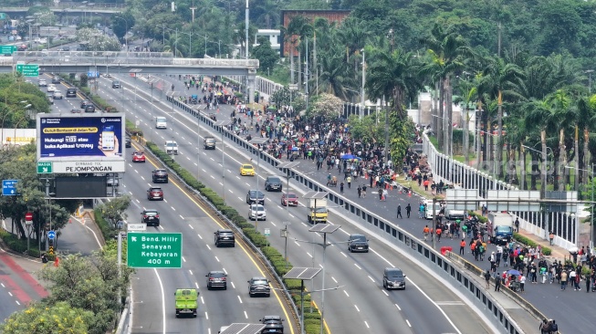 Foto udara suasana aksi demo yang digelar berbagai aliansi masyrakat di depan Gedung DPR RI, Jakarta, Kamis (27/8/2026). [Suara.com/Novi/Rayhan]