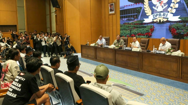 Wakil Ketua DPR Sufmi Dasco Ahmad (kedua kanan), Cucun Ahmad Syamsurijal (ketiga kanan), Saan Mustopa (kanan), serta Wakil Ketua Komisi VI DPR Andre Rosiade menerima Aliansi Masyarakat Pati Bersatu (AMPB) di Kompleks Parlemen, Senayan, Jakarta, Kamis (27/8/2026). [ANTARA FOTO/Asprilla Dwi Adha/sgd/tom]