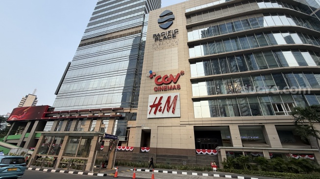 Mal Pacific Place yang ada di kawasan SCBD, Jakarta, terpantau sepi saat demo 27 Agustus 2026. [Suara.com/Dicky Prastya]