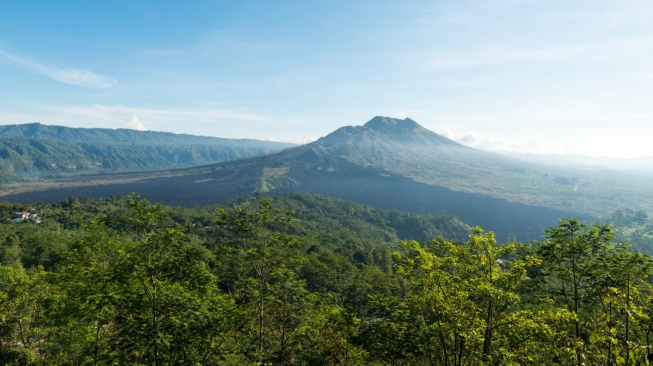 Mengapa Suhu Udara di Pegunungan Lebih Dingin daripada di Pantai?