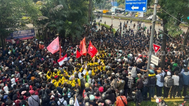 Sejumlah massa mahasiswa tertahan oleh aparat kepolisian saat hendak melakukan aksi di depan Gedung DPR RI, Senayan, Jakarta, Kamis (27/8/2026). (Suara.com/Faqih)