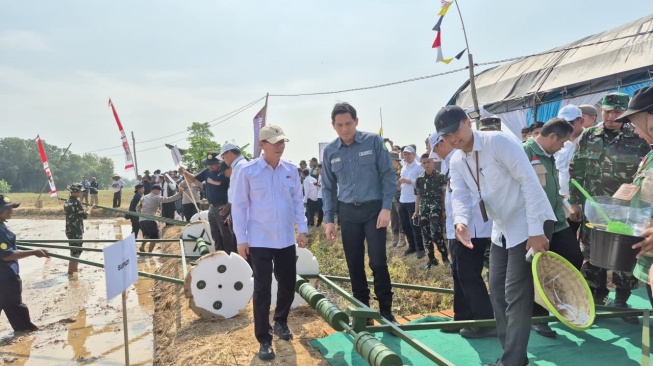 Lucky Hakim memberi bantuan teknologi kepada para petani padi di Indramayu. [dokumentasi pribadi]
