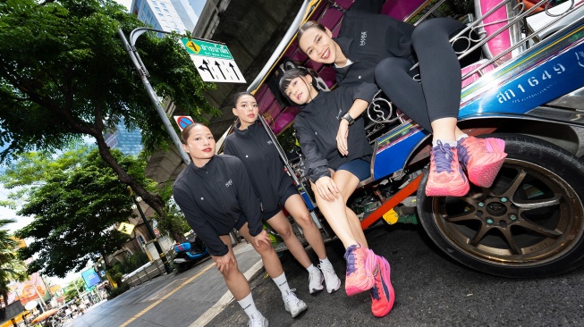 (ki-ka) Gaby Bunga Saputra (28 tahun), Risya Brabo (26 tahun), Cindy Gulla (29 tahun), dan Sabrina Hartanti (27 tahun) berfoto bersama di Bangkok, Thailand, sebelum menjalani kompetisi HYROX. [handout]