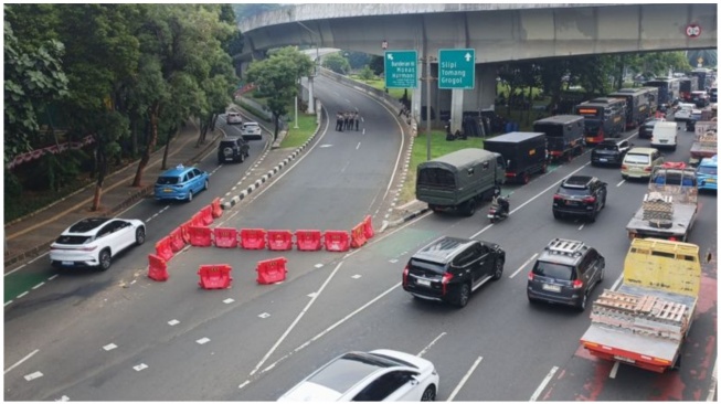 Senayan Kondusif: Tol Dalam Kota Normal dan Blokade Jalan Dibuka Pasca Bentrok 27 Agustus