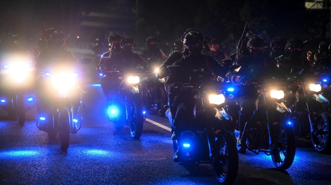 Anggota Brimob Polda Metro Jaya menaiki motor untuk membubarkan massa yang menggelar aksi di depan gedung DPR di kawasan Slipi, Jakarta, Kamis (27/8/2026). [ANTARA FOTO/Muhammad Adimaja/foc] 