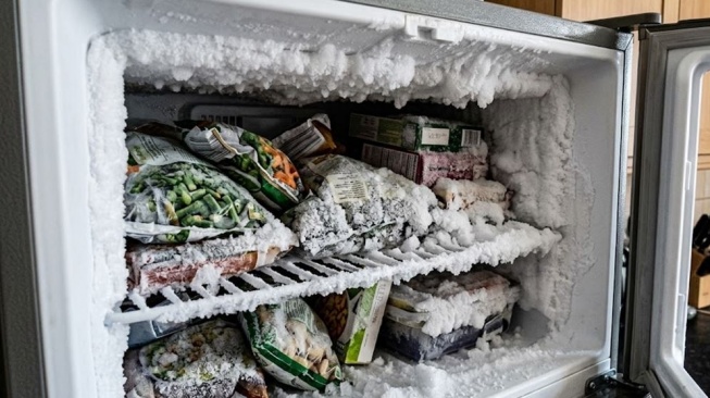 Cara Membersihkan Bunga Es dengan Aman dan Cepat Tanpa Merusak Freezer