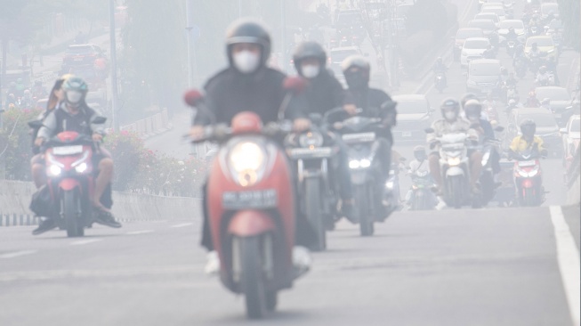 Sejumlah pengendara melintas di atas jembatan layang simpang Jakabaring yang tertutup kabut asap di Palembang, Sumatera Selatan, Kamis (27/6/2026). [ANTARA FOTO/Nova Wahyudi/foc] 