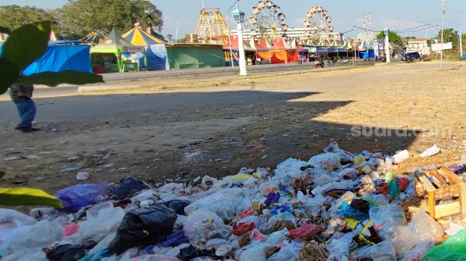 Sampah Pasar Malam Sekaten Menumpuk di Alun-alun Kidul Keraton Solo