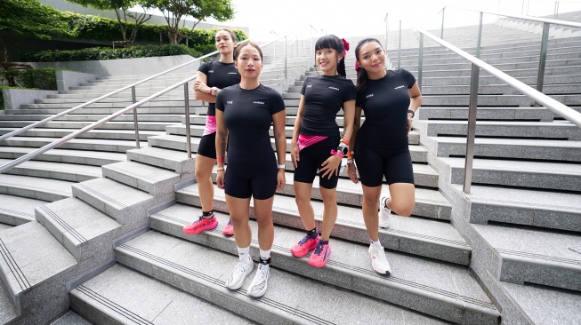 (ki-ka) Gaby Bunga Saputra (28 tahun), Risya Brabo (26 tahun), Cindy Gulla (29 tahun), dan Sabrina Hartanti (27 tahun) berfoto bersama di Bangkok, Thailand, sebelum menjalani kompetisi HYROX. [handout]