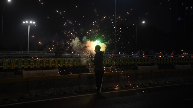 Massa menembakkan kembang api saat aksi di depan gedung DPR di kawasan Slipi, Jakarta, Kamis (27/8/2026). [ANTARA FOTO/Muhammad Adimaja/foc]
