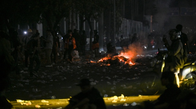 Massa membakar sampah di jalan saat mengelar aksi di depan kawasan Gedung DPR/MPR, Jakarta, Kamis (27/8/2026). [ANTARA FOTO/Hafidz Mubarak A/foc