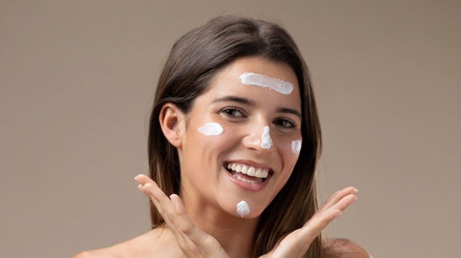 6 Sunscreen Anti Aging yang Mengandung Bahan Alami sesuai Review dan Harga