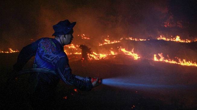 Petugas dari Dinas Kehutanan Kalteng berupaya memadamkan kebakaran di Kelurahan Menteng, Palangka Raya, Kalimantan Tengah, Kamis (27/8/2026). [ANTARA FOTO/Auliya Rahman/foc]