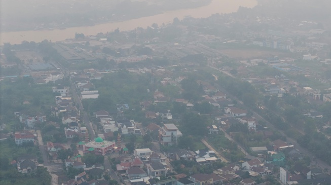 Foto udara kawasan Jakabaring yang tertutup kabut asap di Palembang, Sumatera Selatan, Kamis (27/6/2026). [ANTARA FOTO/Nova Wahyudi/foc]