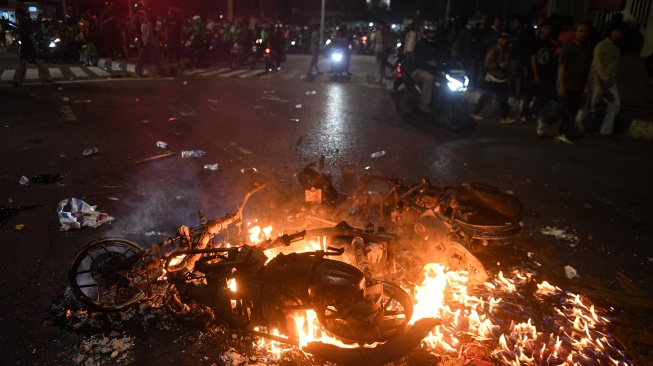 Kendaraan dibakar massa usai menggelar aksi di depan gedung DPR di kawasan Pejompongan, Jakarta, Kamis (27/8/2026). [ANTARA FOTO/Muhammad Adimaja/foc]