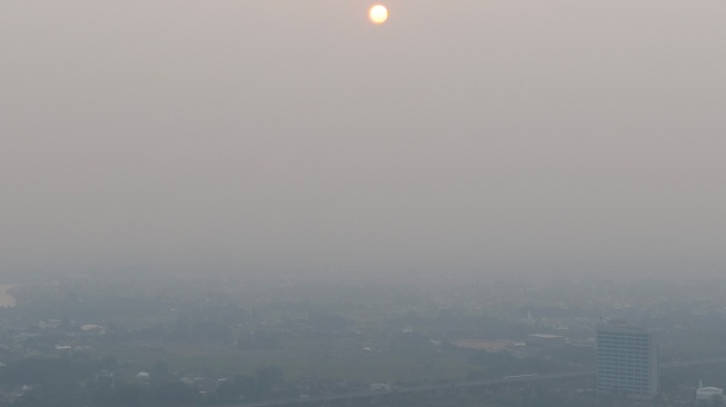Foto udara kawasan Jakabaring yang tertutup kabut asap di Palembang, Sumatera Selatan, Kamis (27/6/2026). [ANTARA FOTO/Nova Wahyudi/foc]

