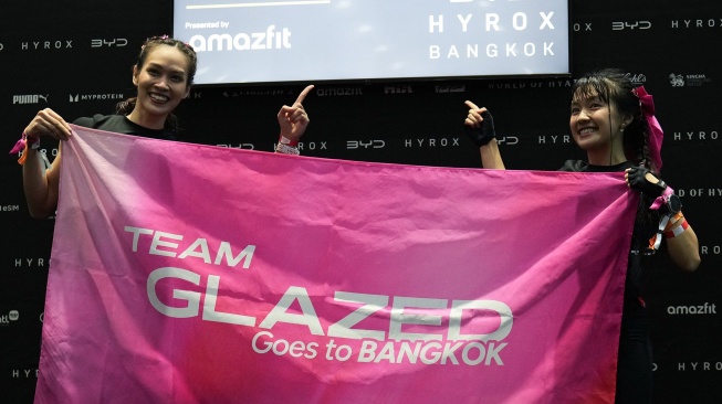 Semangat Glazed Under Pressure terus dibawa hingga HYROX Bangkok melalui perjalanan #TeamGlazed. Kehadiran para peserta menjadi bagian dari perjalanan Make Over dalam merayakan perempuan yang berani menghadapi tekanan, melampaui batas diri, dan tetap percaya diri. Melalui semangat “Cantik-Cantik Tahan Banting”, Make Over menunjukkan bahwa kekuatan dan sisi feminin perempuan dapat hadir dan berjalan beriringan. [handout]