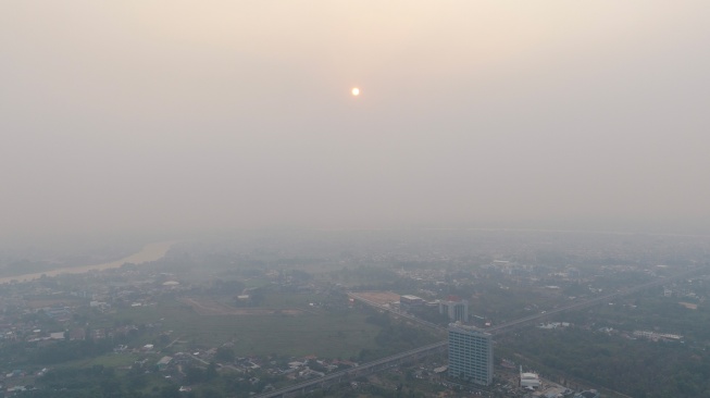 Foto udara kawasan Jakabaring yang tertutup kabut asap di Palembang, Sumatera Selatan, Kamis (27/6/2026). [ANTARA FOTO/Nova Wahyudi/foc]