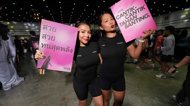 Semangat Glazed Under Pressure terus dibawa hingga HYROX Bangkok melalui perjalanan #TeamGlazed. Kehadiran para peserta menjadi bagian dari perjalanan Make Over dalam merayakan perempuan yang berani menghadapi tekanan, melampaui batas diri, dan tetap percaya diri. Melalui semangat “Cantik-Cantik Tahan Banting”, Make Over menunjukkan bahwa kekuatan dan sisi feminin perempuan dapat hadir dan berjalan beriringan. [handout]