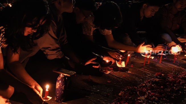 Aliansi Rakyat Memanggil yang menggelar 'Agustus Gelap' di Bundaran Universitas Gadjah Mada (UGM), Jumat (28/8/2026). [Suara.com/Hiskia]