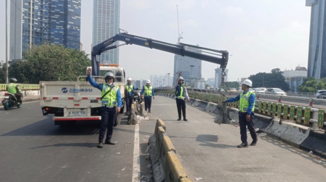 Situasi arus lalu lintas di sekitaran Tol Slipi, Jalan Jenderal S Parman dari arah depan DPR terdapat hambatan. Itu lantaran terdapat perbaikan separator jalur TransJakarta. Tapi arus lalu lintas yang mengarah ke Tomang, Petamburan serta Palmerah lancar.