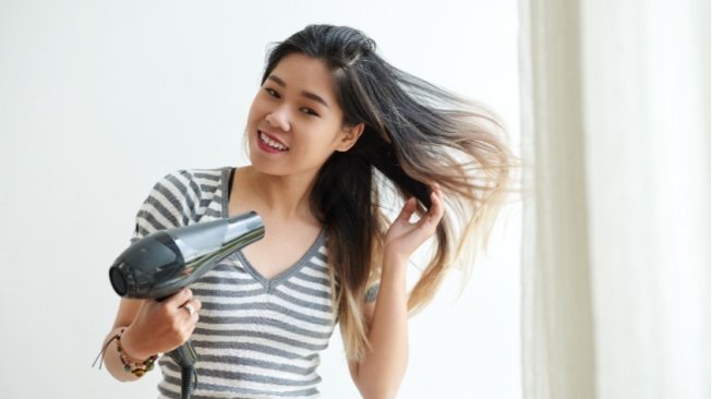 Hair Dryer vs Air-Dry: Cara Mana yang Lebih Aman untuk Rambut?